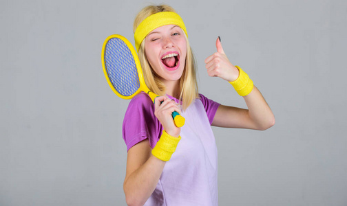 运动为维护健康而运动。运动员手里拿着网球拍。网球俱乐部的概念。积极的休闲和爱好。网球运动和娱乐。女孩可爱的金发碧眼打网球。开始玩