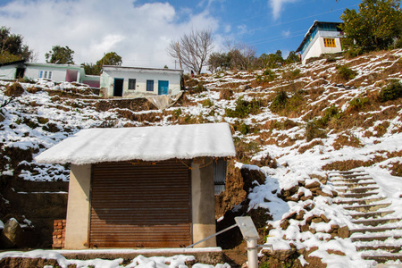 山岭地区积雪覆盖的房屋和商店