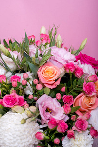 美丽的花卉安排在盒子里, 粉红色和黄色的玫瑰, 粉红色的圣杯, 绿色和粉红色的菊花, 白色康乃馨, 粉红色的大丽花在粉红色的背景