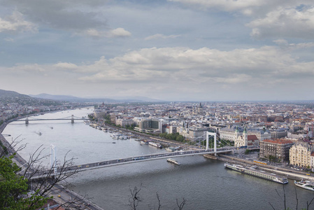 布达佩斯是匈牙利的首都。美丽的大古镇。这座宏伟的城市历史丰富。这张照片是在阳光明媚的日子拍摄的。城市景观有一条宽阔的大河。美丽的