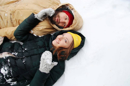 幸福的情侣在爱在雪地里玩的乐趣