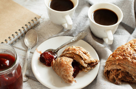 早餐，咖啡和牛角面包，草莓果酱