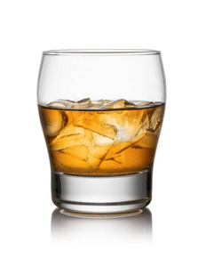 威士忌和冰隔离白色背景