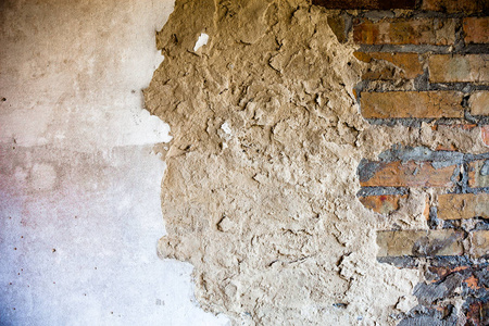 旧砖墙和损坏的石膏。