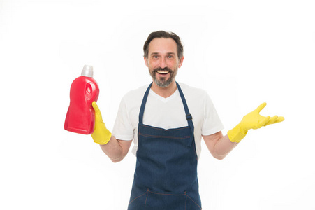 英俊的家庭工人。成熟的人拿着洗涤剂瓶橡胶手套。高级男子在围裙准备打扫房屋。穿围裙和手套的老人管家。家政服务