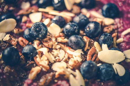 蓝莓和坚果健康早餐燕麦片特写。
