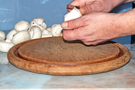 厨师用蔬菜切香菜菇。 烹饪比萨饼蘑菇酱沙拉
