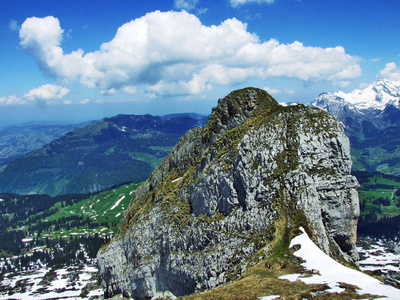 瑞士圣加伦州丘尔弗林登山脉的石头和岩石