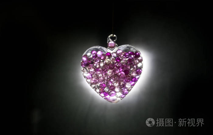 情人节概念玻璃透明的心在黑暗中玻璃心发光玻璃画黑色背景为您的文本
