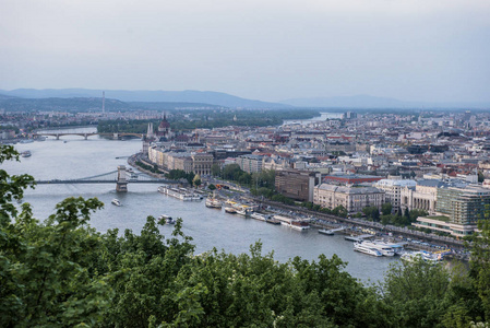 布达佩斯是匈牙利的首都。美丽的老城。这座宏伟的城市历史丰富。这张照片是在晴天拍的。城市景观有一条宽阔的大河。美丽的建筑。景观。