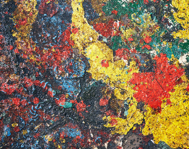 由彩色油漆污渍在地板上随意溢出形成的抽象背景