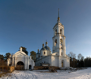 冬季在奥霍蒂诺的扬升教堂图片