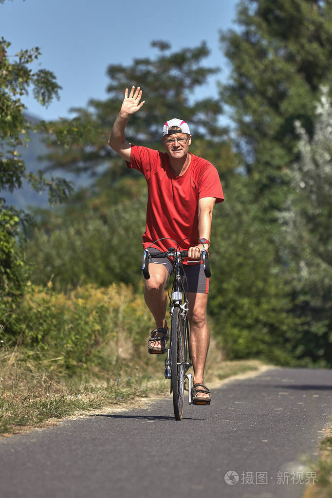 从匈牙利出发的自行车道上穿红色运动服的年轻人