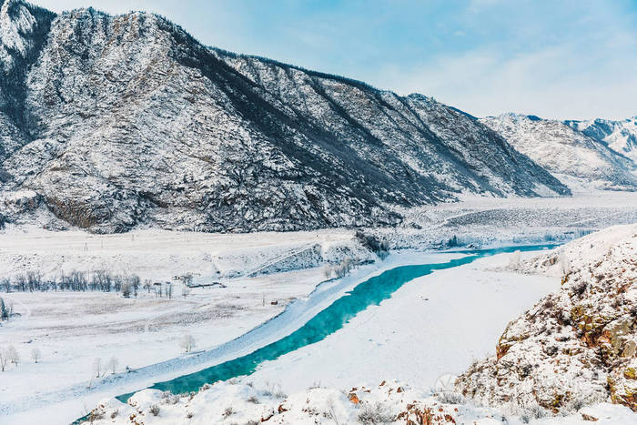 冬天雪河在山.雪冬山河谷景观.冬天雪河在冬天雪山谷