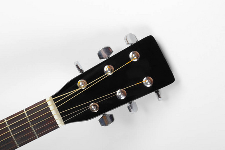 乐器头部钉头黑色吉他白色背景。