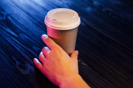 咖啡师提供一杯咖啡。纸杯塑料帽咖啡咖啡咖啡师手。咖啡概念