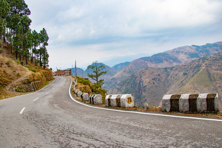 风景道穿过巴尼赫特达尔豪西希马恰尔邦的山谷，覆盖着山和树。驾驶上山景区公路旅游理念