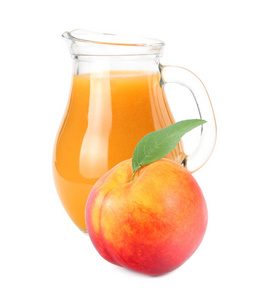 一壶桃汁和桃果子和白色背景上分离的切片。