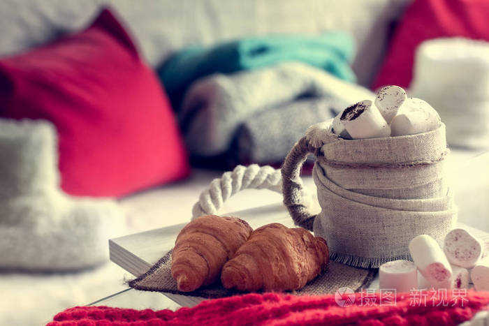 舒适的冬天，宁静的生活包括一杯咖啡棉花糖牛角面包和带毛衣的毛皮鞋