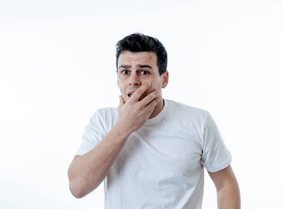 震惊中的年轻人的肖像,恐惧的脸表情,在人们的情感情感和恐怖的面部