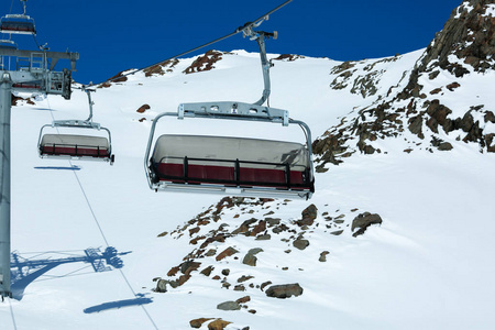 冬季山脉全景与滑雪坡和滑雪升降机。 阿尔卑斯山。 奥地利。 皮茨塔尔格列舍尔。 威德斯皮茨巴恩。 冬季季节