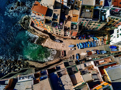 意大利Cinque Terre Riomaggiore的鸟瞰图。 美丽的景观，蓝色的海洋和岩石海岸景观从上面。