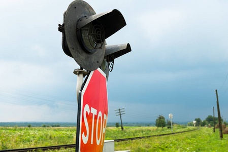 在乌克兰的铁路十字路口，交通信号灯停止标志和十字扣标志