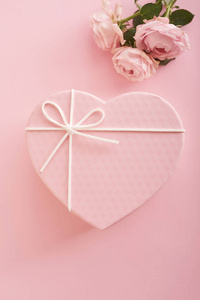 带花和礼品盒的粉红色背景