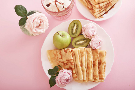 s Day on February 14, pancakes with kiwi and apples are decorate