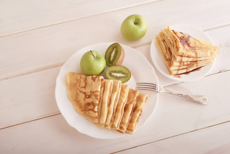 s Day breakfast on February 14, pancakes with kiwi and apples de