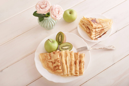 s Day breakfast on February 14, pancakes with kiwi and apples de