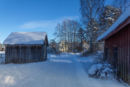 在一个阳光明媚的冬日里穿过一个小瑞典村庄