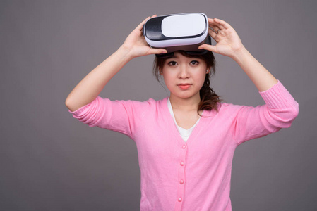 拥有虚拟现实 vr 眼镜的年轻亚洲妇女