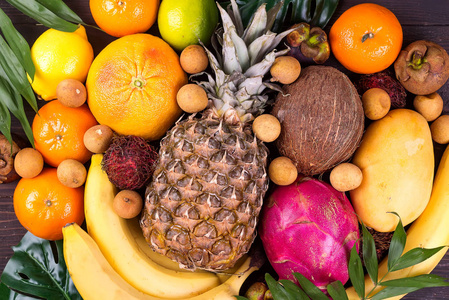 热带水果背景, 许多五颜六色的成熟热带水果