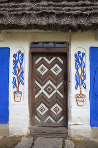装饰的门，旧的传统乌克兰房子，建造在瓦特尔和涂布技术与茅草屋顶。