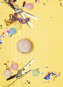 黄色背景与大量狂欢节物品和甜甜圈的影响