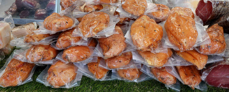 感官特性煮熟的鸡肉,真空包装,以保持食物的感官特性,未经改变照片