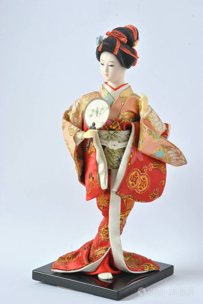 传统的日本娃娃孤立的