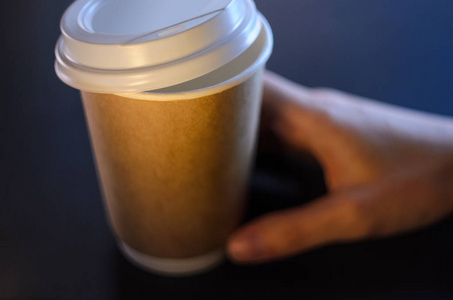 咖啡师提供一杯咖啡。 纸杯塑料帽咖啡咖啡咖啡咖啡咖啡去。 模拟背景的概念