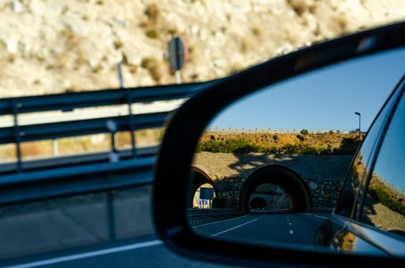 在西班牙快速公路上的车镜中观看美丽的景观交通