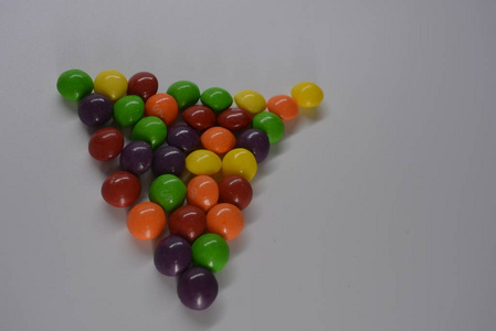 明亮的甜和美味的糖果，黄色，樱桃，橙色，绿色和紫色，在白色的背景上。