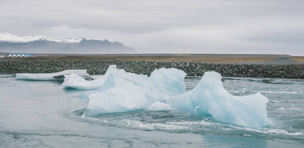 冰川河上巨大的冰块和Jokulsarlon冰川湖上蓝色的冰山。 冰岛Vatnajokull国家公园。