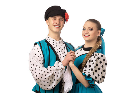 一对美丽的白种人夫妇手里拿着俄罗斯民族的服饰,与白色的背景隔绝