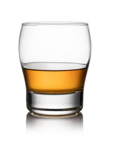 威士忌的玻璃隔离白色背景