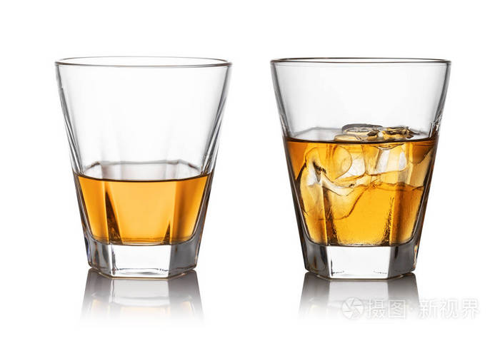 威士忌和冰隔离白色背景