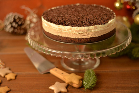 巧克力慕斯蛋糕，在乡村餐桌背景的基础上加布朗尼