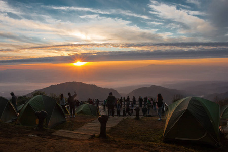 冬天，人们在高山上看日出。 泰国北部
