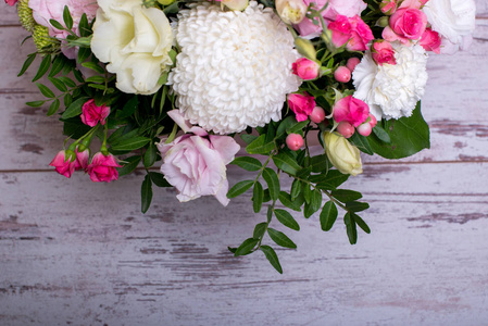 美丽的花卉排列在盒子里, 粉红色和黄色的玫瑰, 粉红色的乌司马, 绿色和粉红色的菊花, 白色康乃馨, 在木背景上的大丽花, 顶部