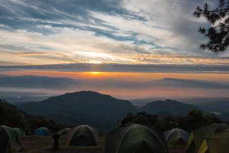 太阳在高山上升起，冬天的早晨