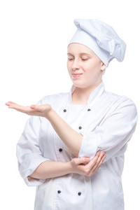 女厨师看着她在白色背景肖像上的空掌概念照片